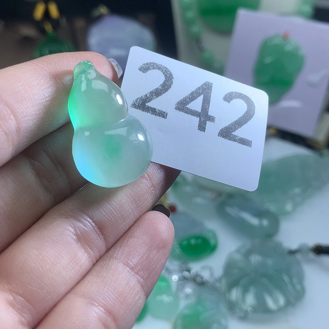 翡翠未镶嵌吊坠(赠链)