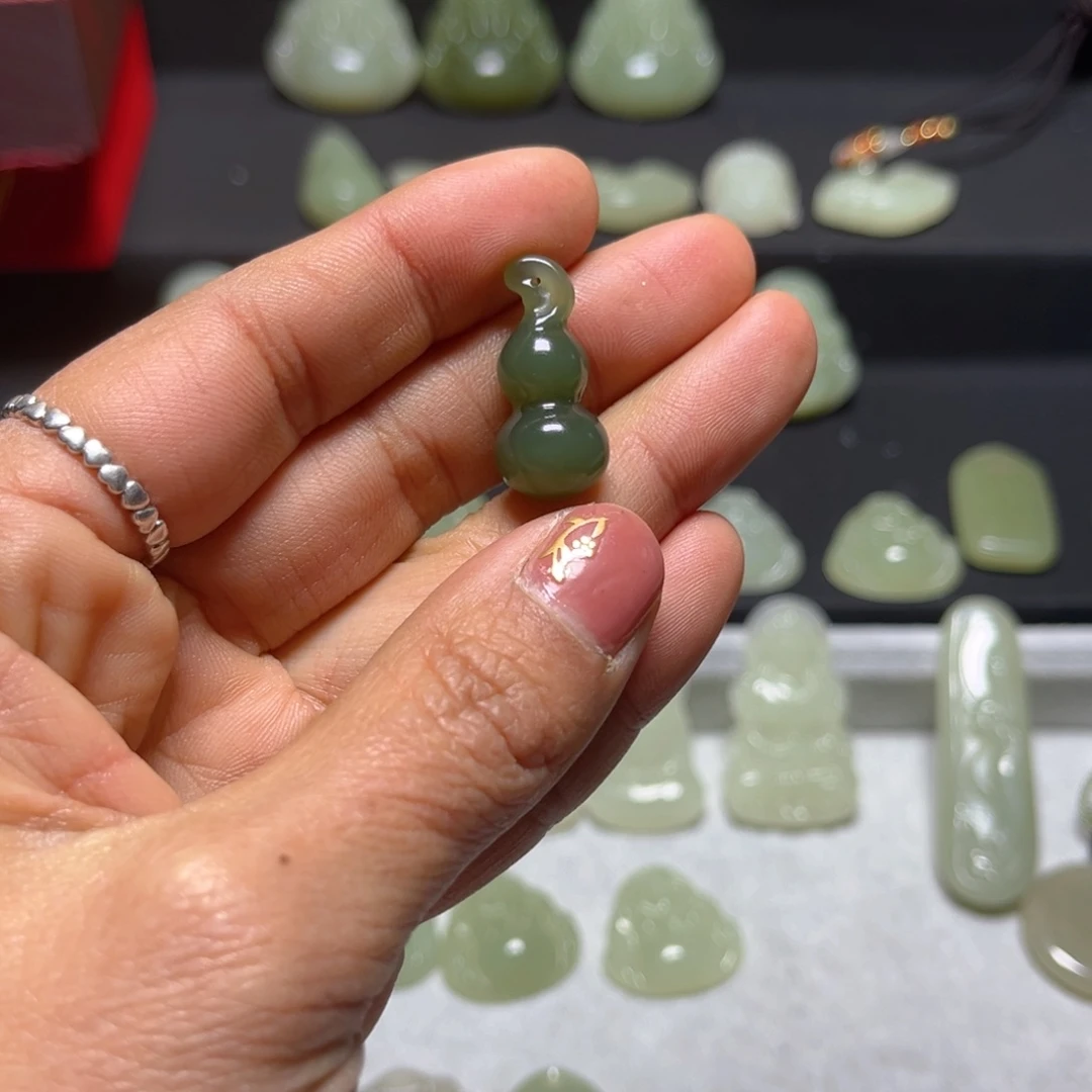 和田玉颈饰未镶嵌壬**饰