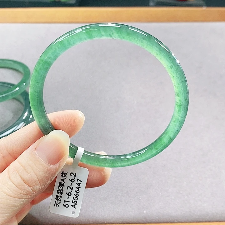 翡翠未镶嵌手镯（圆镯）