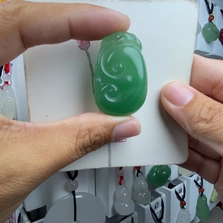 阿***丁石英质玉未镶嵌颈饰