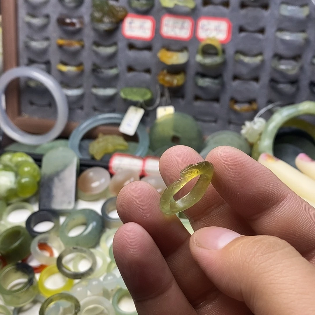 洛***河未镶嵌蛇纹石玉戒指