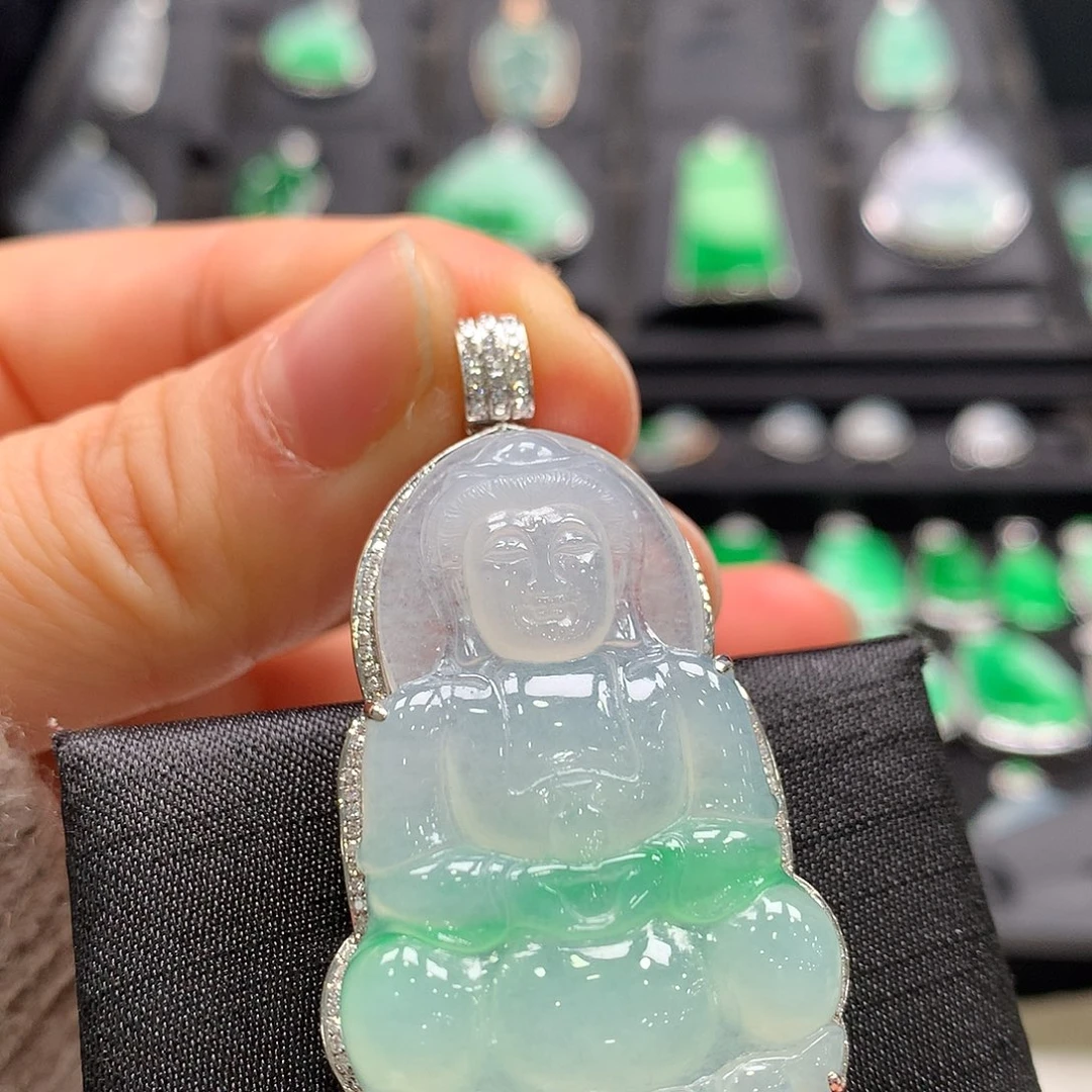 翡翠18K金镶嵌颈饰观音