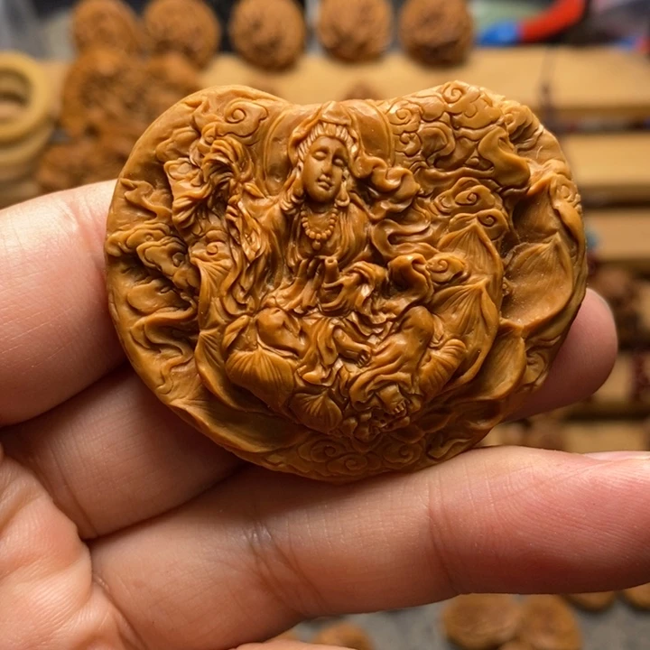 用***)核桃手工雕刻观音