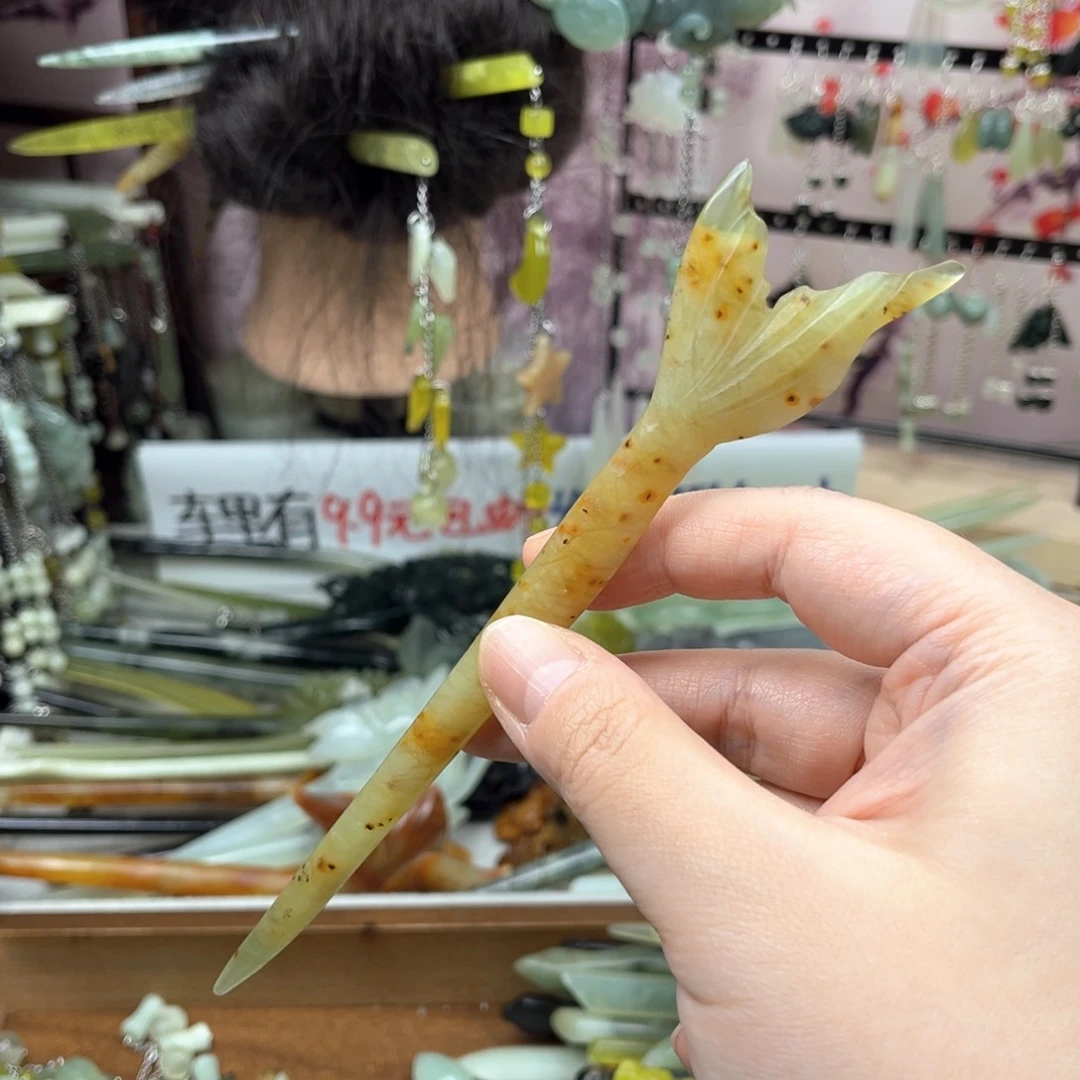 岫玉未镶嵌发饰长度17厘米左右，双面雕工