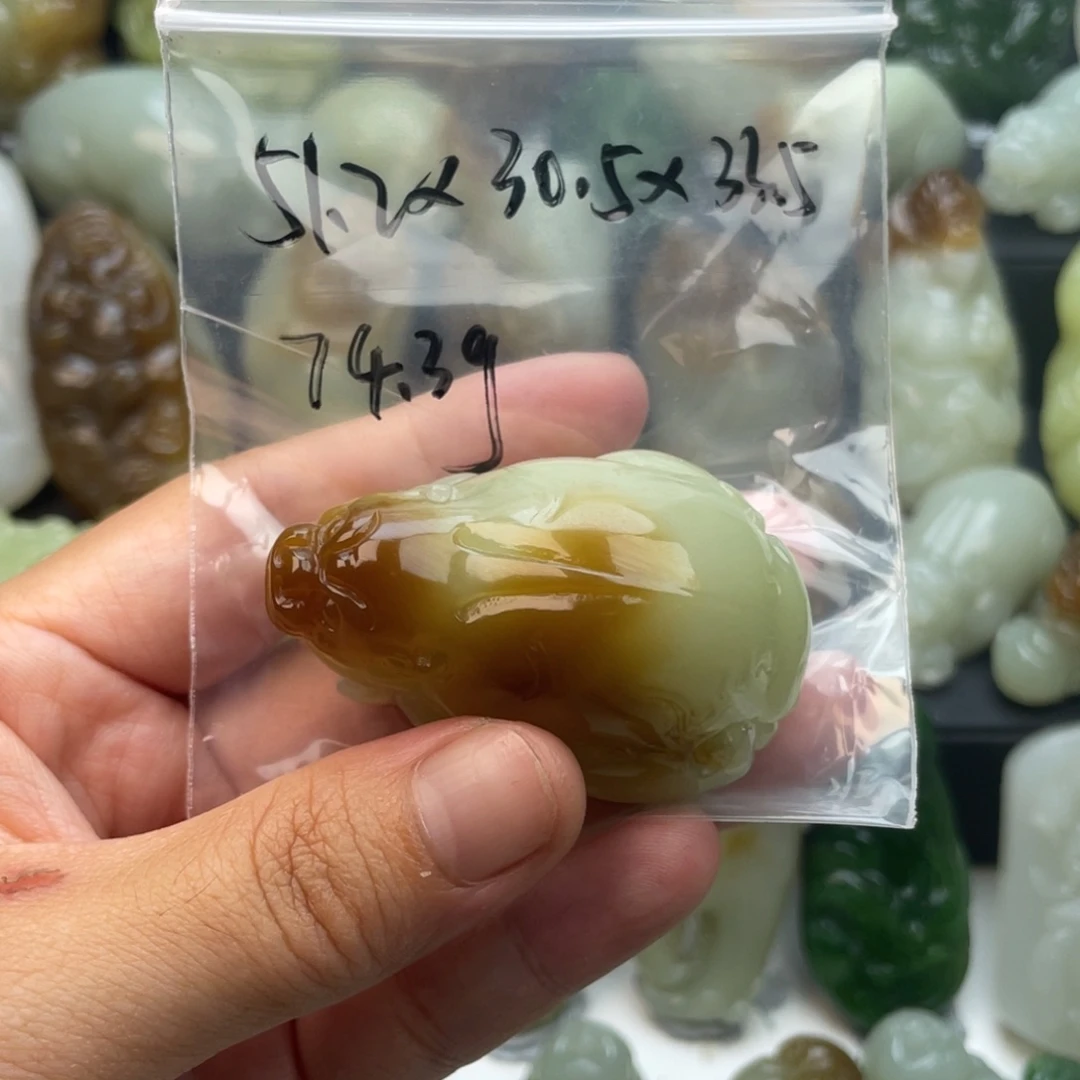 四***家和田玉未镶嵌颈饰