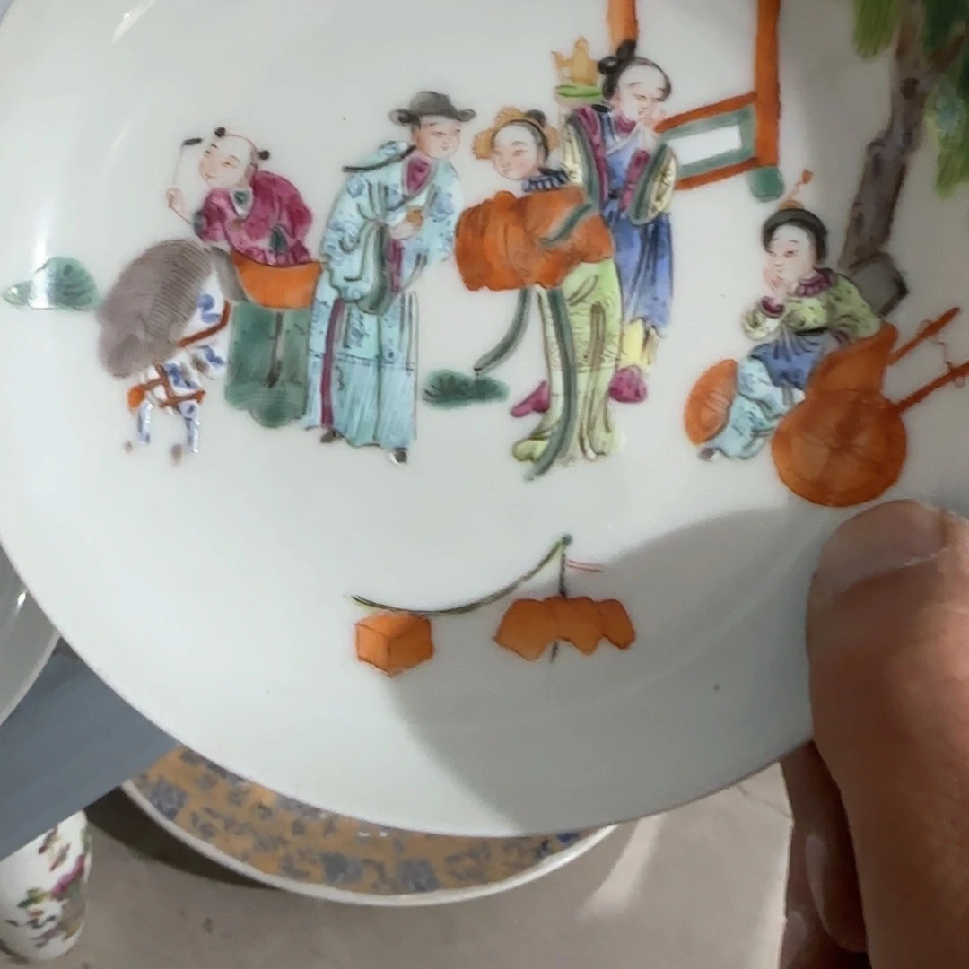 瓷片瓷器上还有两条长带及部分长柱