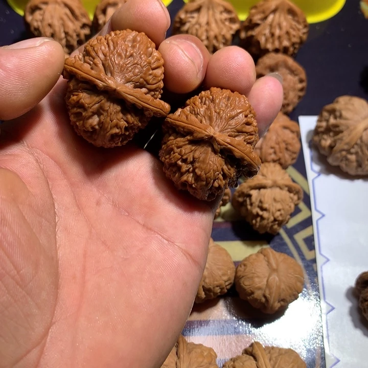 文玩核桃吊坠三角白38