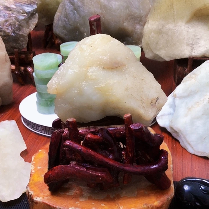 未镶嵌蛇纹石玉珠宝奇石