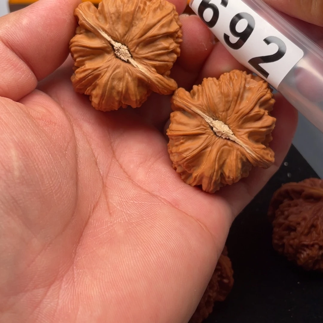 文玩核桃吊坠v*三角白