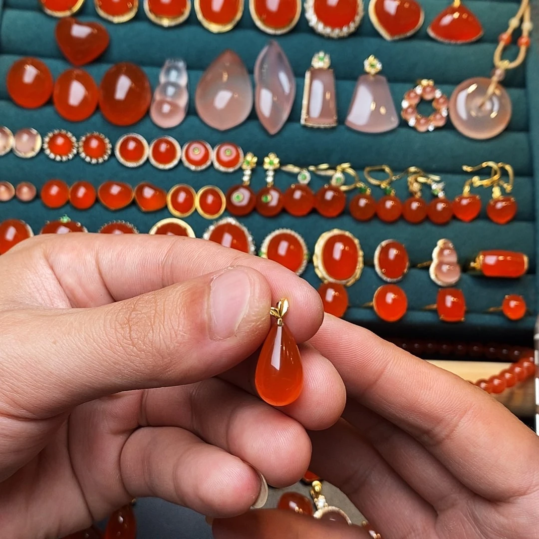 南红玛瑙18K金镶嵌颈饰