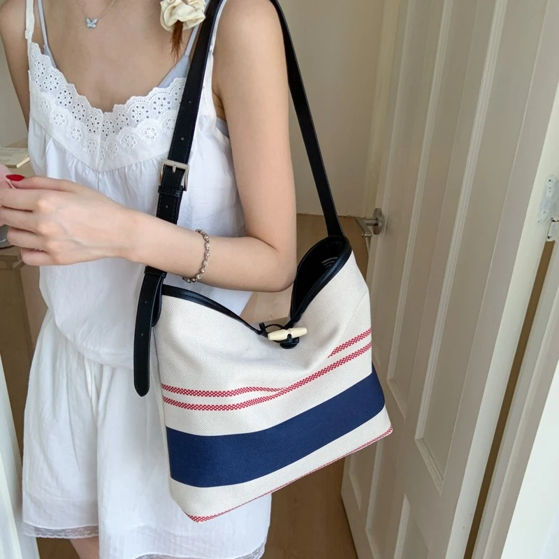 休闲大容量托特包包2025新款轻便百搭单肩包通勤帆布包斜挎水桶包