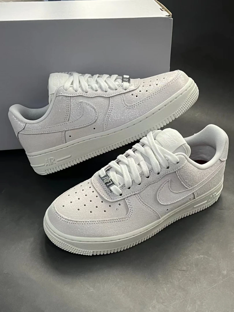 Nike耐克Air Force 1 女款空军一号低帮复古浅粉色运动休闲板鞋