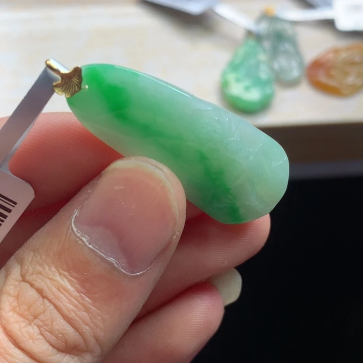 翡翠未镶嵌颈饰吊坠