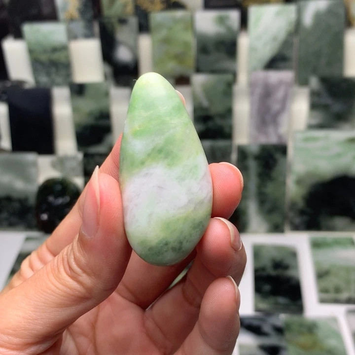 独山玉颈饰未镶嵌