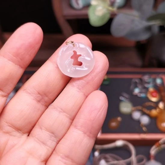 小***西和田玉18K金镶嵌颈饰