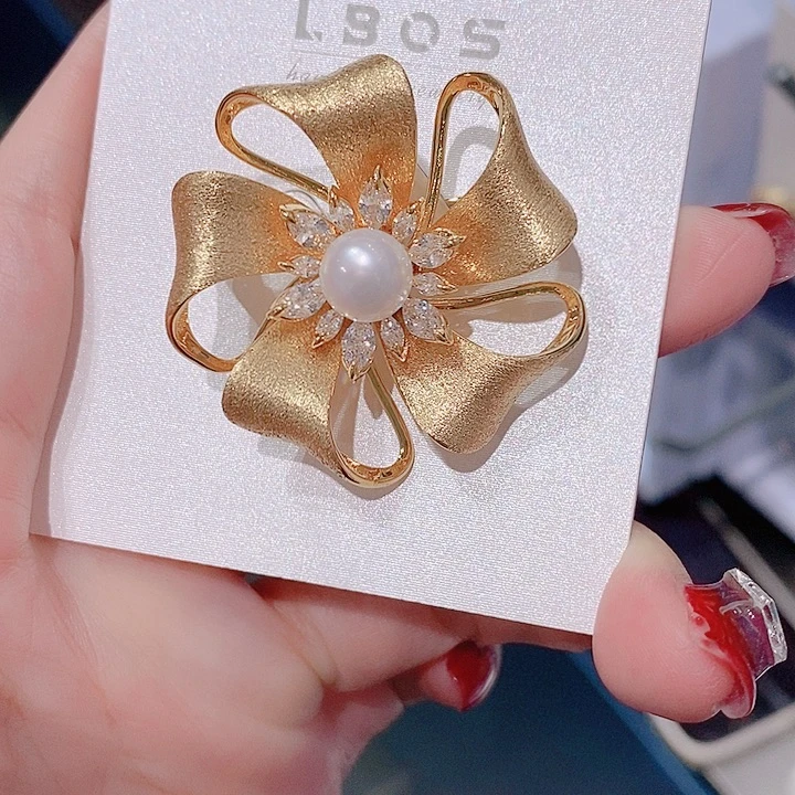 锆石铜合金金属拉丝花朵胸针