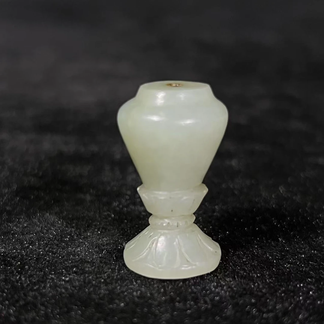 Lot27:  玉雕莲座香插H：31.3mm/13.2g