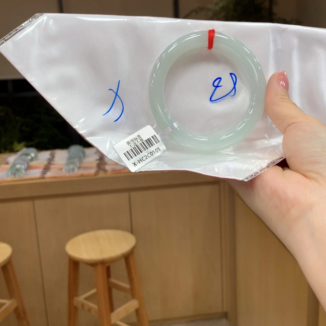 翡翠手镯未镶嵌不退不换