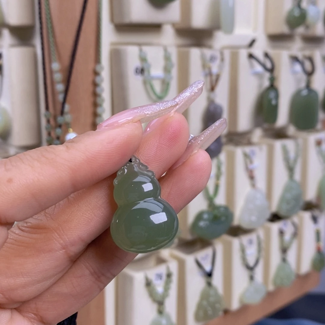 小***日和田玉未镶嵌颈饰