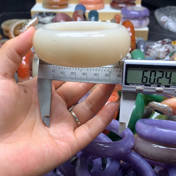 未镶嵌手镯石英质玉