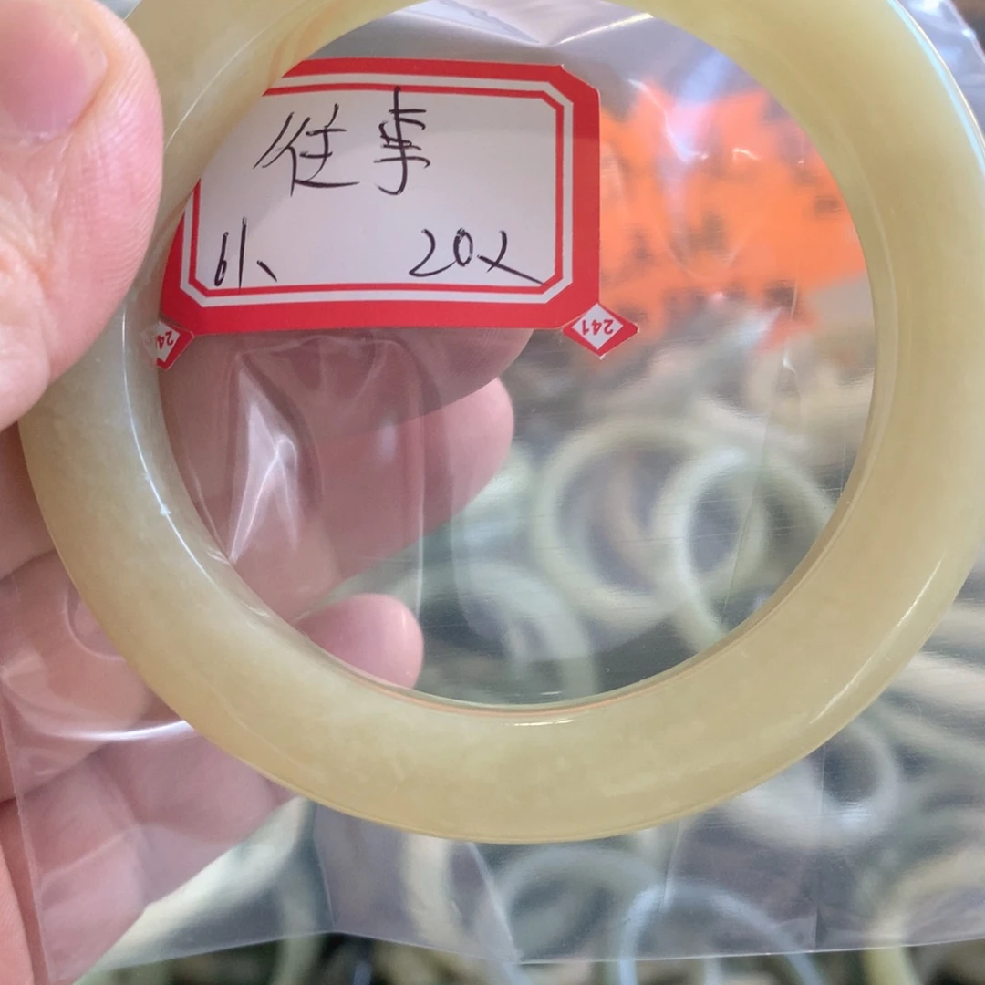 透闪石-蛇纹石玉手镯未镶嵌往****！