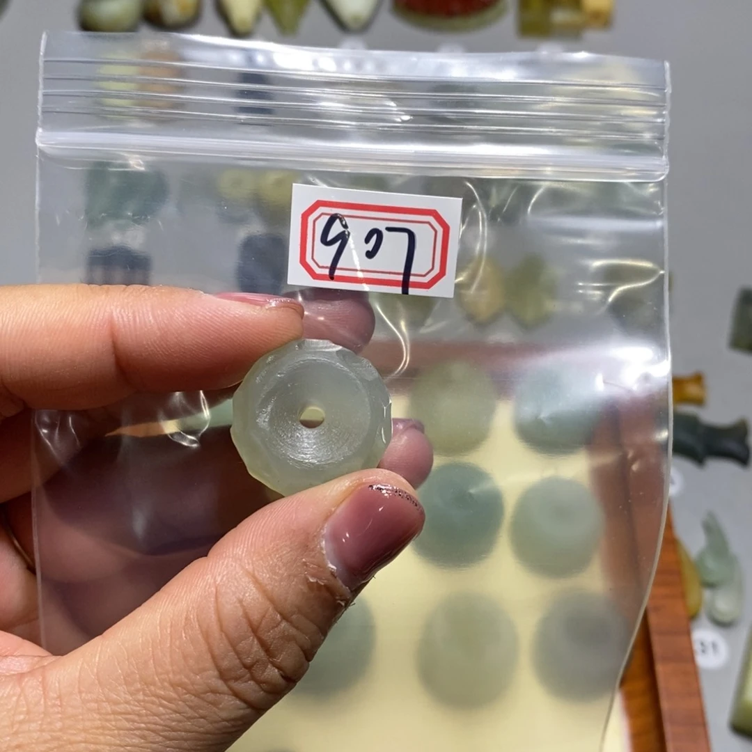 蛇纹石玉颈饰未镶嵌D****。