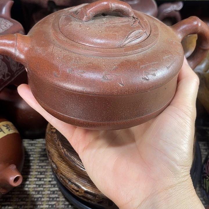 茶壶紫砂原矿泥料手工制作的一把紫砂壶。