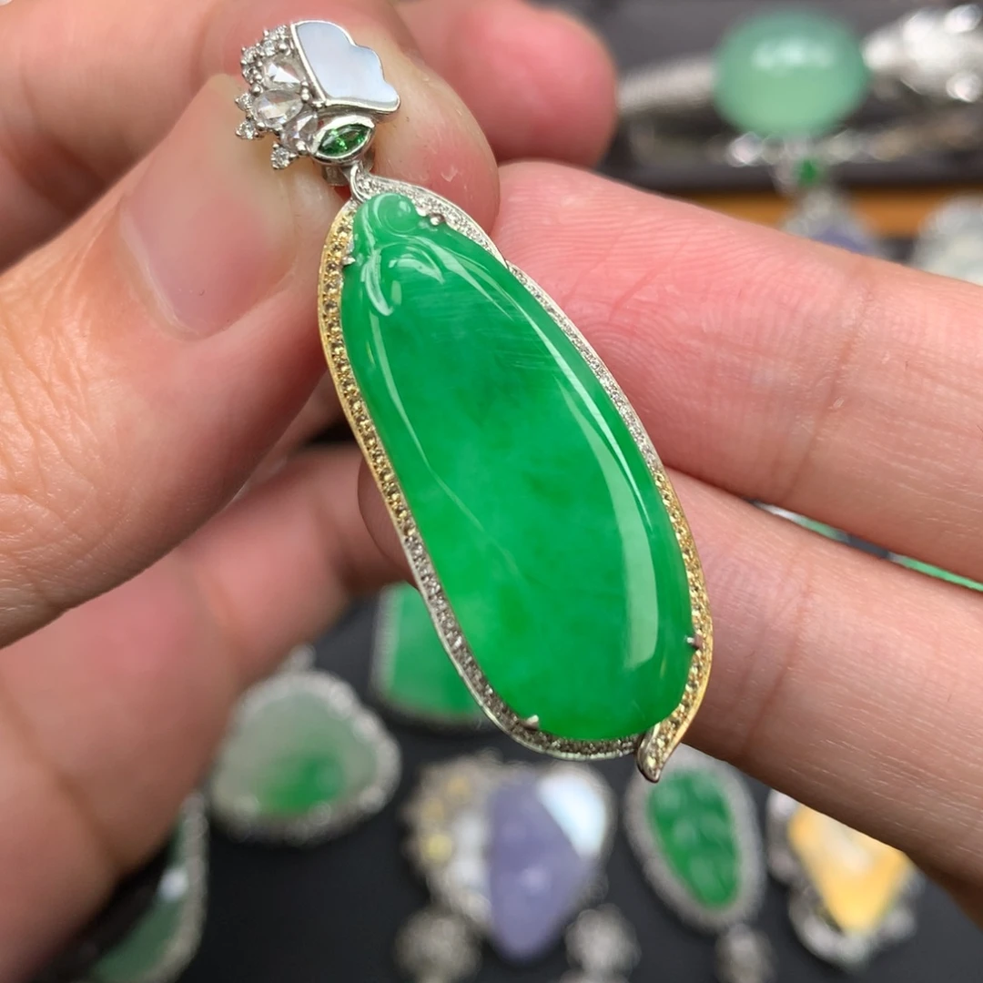 翡翠18K金镶嵌颈饰