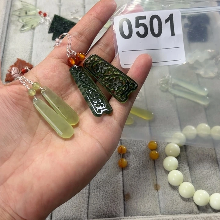 琰***璐合金蛇纹石玉耳饰