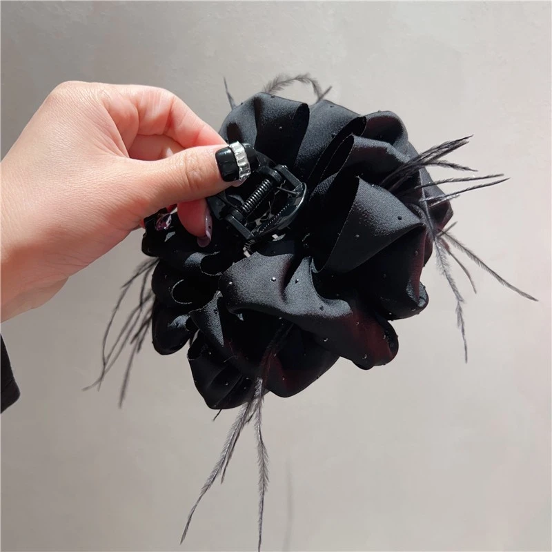 高级氛围感缎面水钻羽毛泡泡抓夹后脑勺盘发鲨鱼夹2025新款头饰女