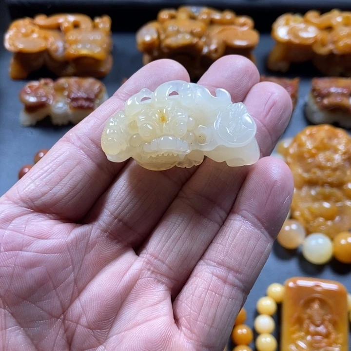 石英质玉（黄龙玉）未镶嵌颈饰