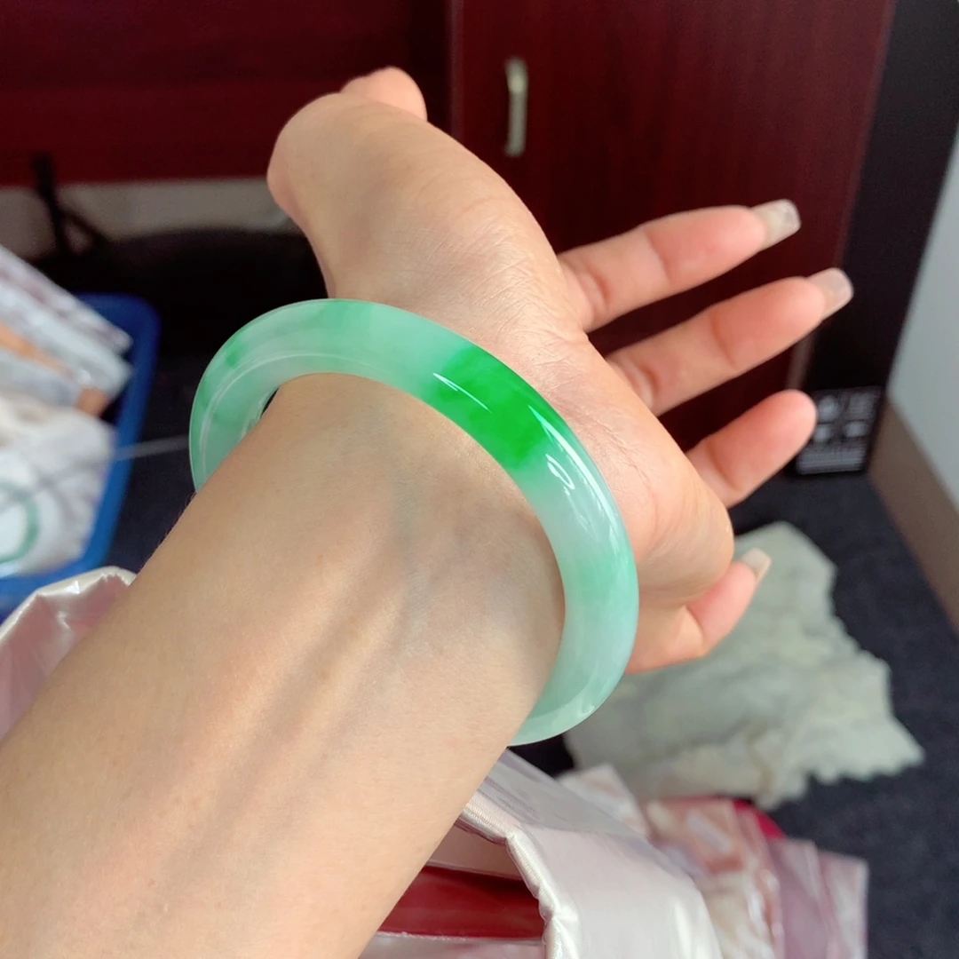 未镶嵌手镯（圆镯）翡翠53.9色正色阳！吸睛亮眼 小柒