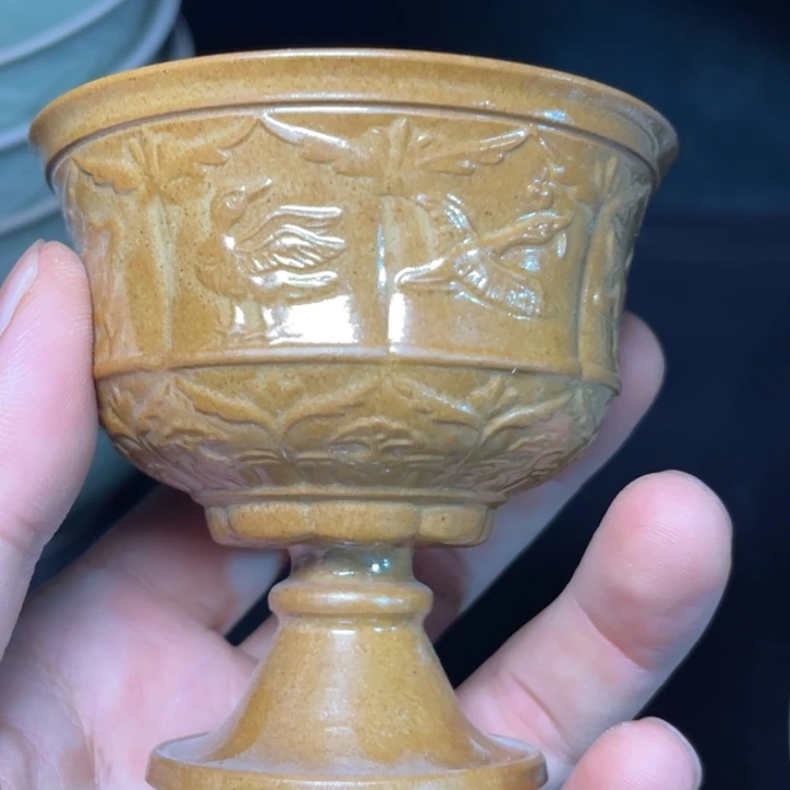 微瑕薄釉黄高足杯杯一只