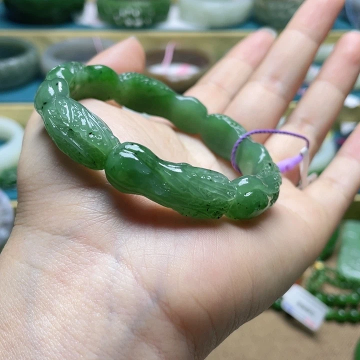 和田玉手镯58圈口。编号81未镶嵌