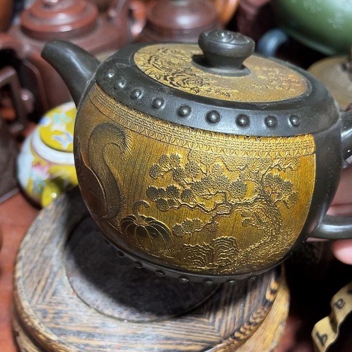 茶壶紫砂原矿泥料手工制作的一把紫砂壶。