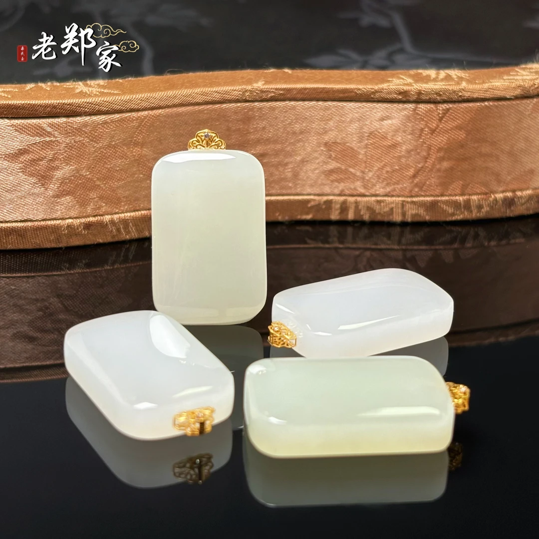 【老郑家】18K金和田玉无事牌挂件 3178 多样性发1件 约27*17*7mm