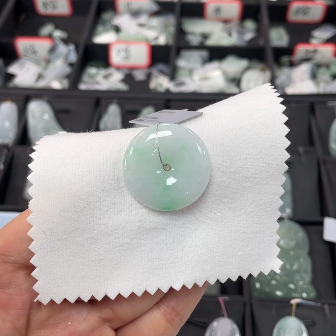 翡翠颈饰未镶嵌平安扣