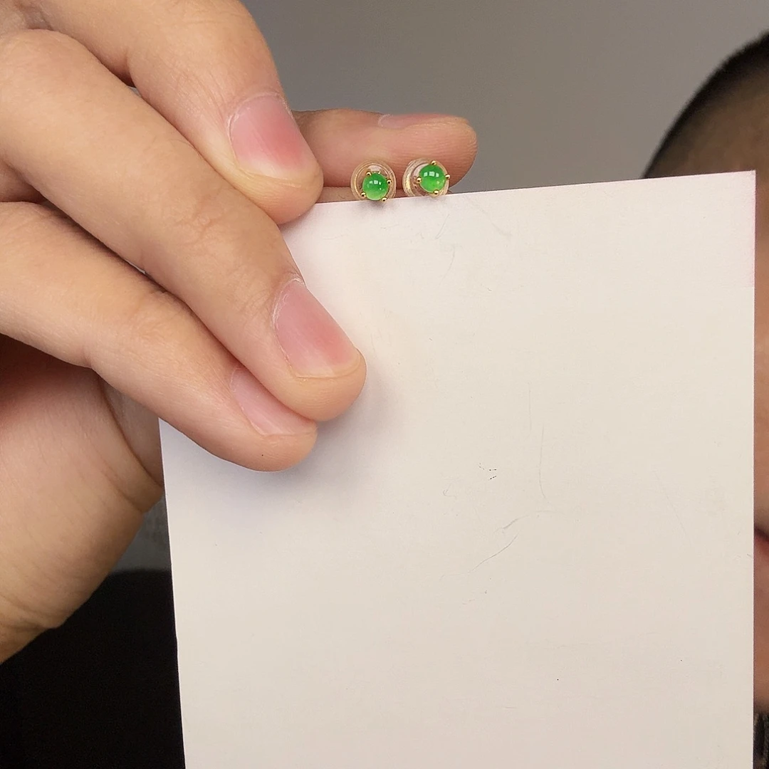 翡翠未镶嵌颈饰一对