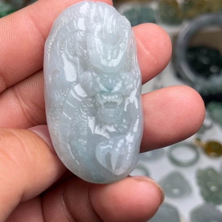 翡翠未镶嵌颈饰龙