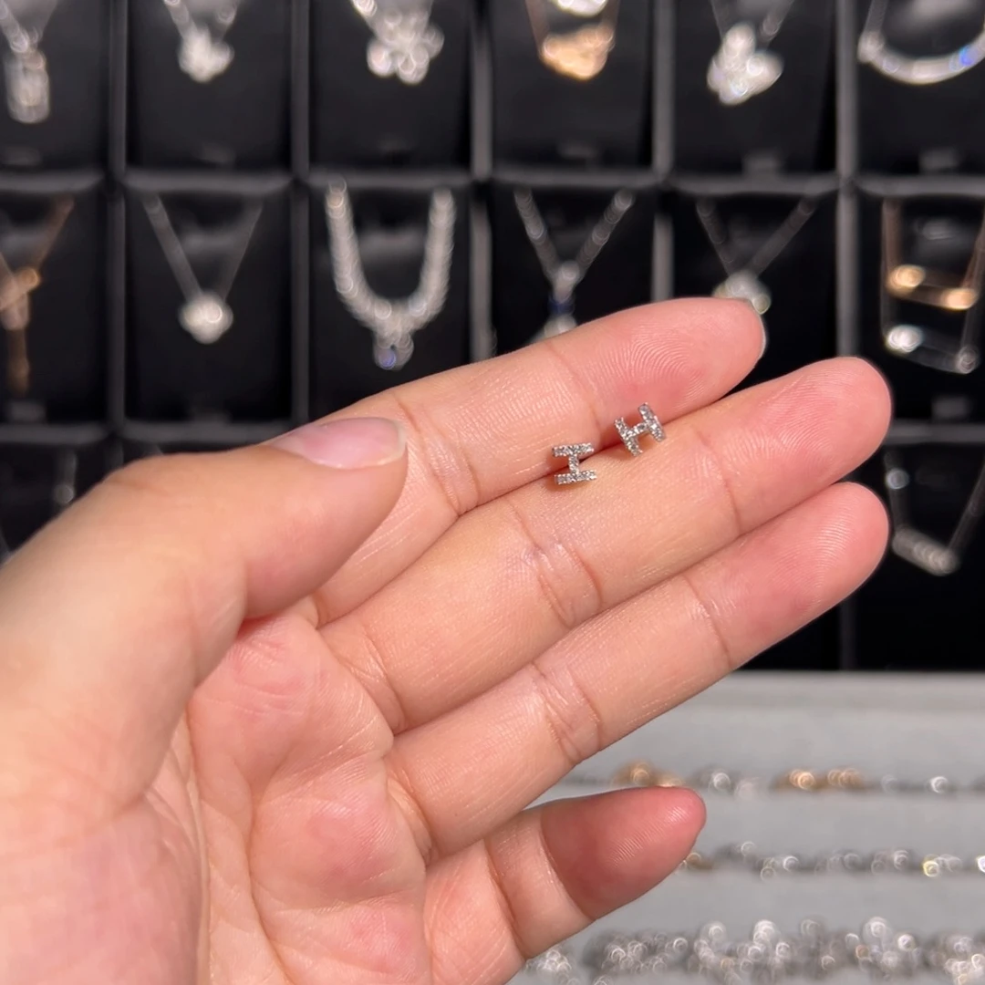 铂Pt950镶嵌耳饰钻石小h耳钉