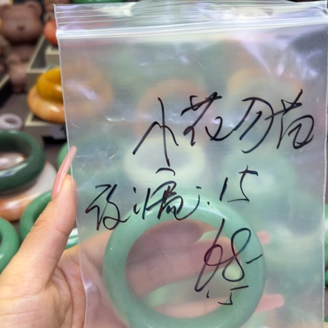 未镶嵌手镯石英岩玉?**猫