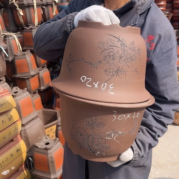 紫砂紫砂花盆和红砖墙