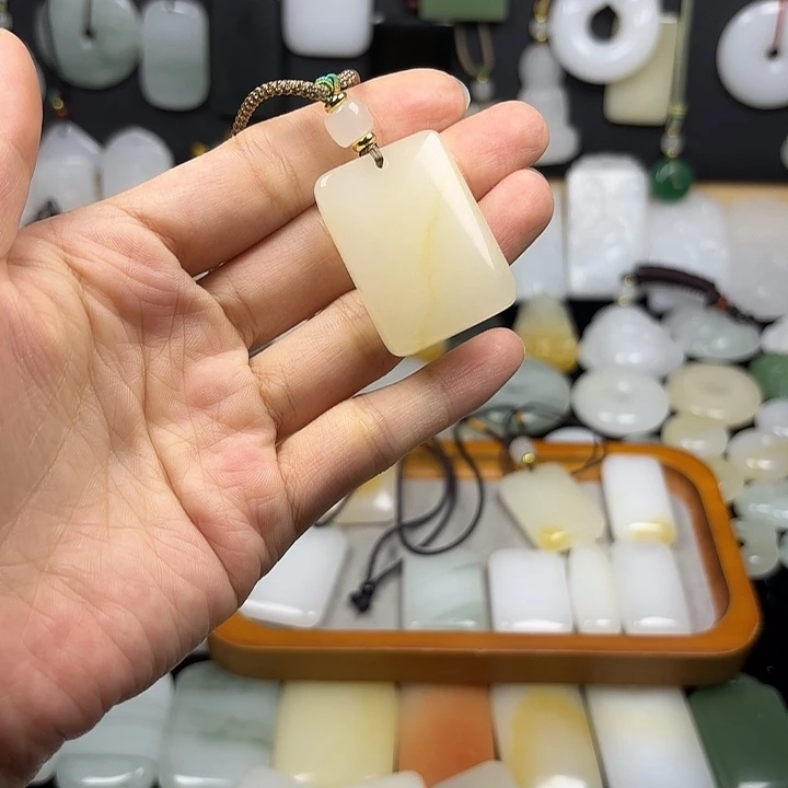 L****石英质玉未镶嵌颈饰