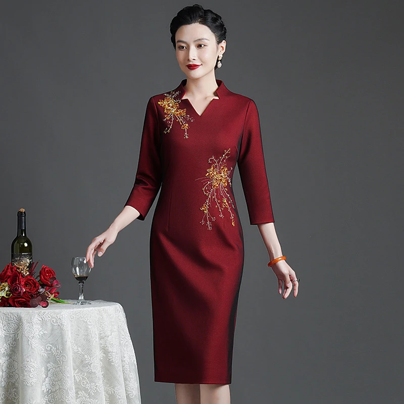 重工绣花钉珠连衣裙秋冬妈妈V领结婚礼服洋气高贵大码6XL敬酒服潮