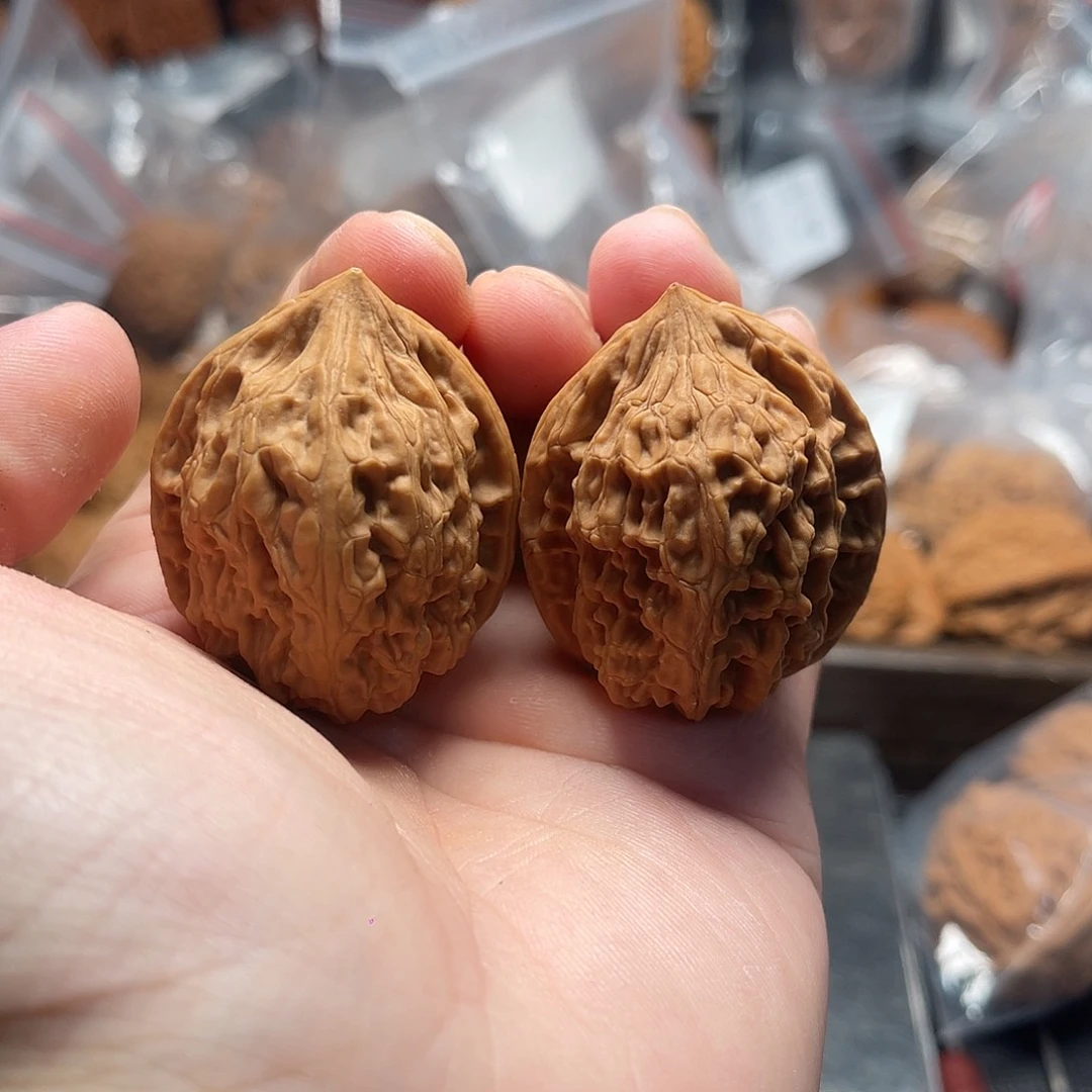 1文玩核桃油皮鸡心35-373