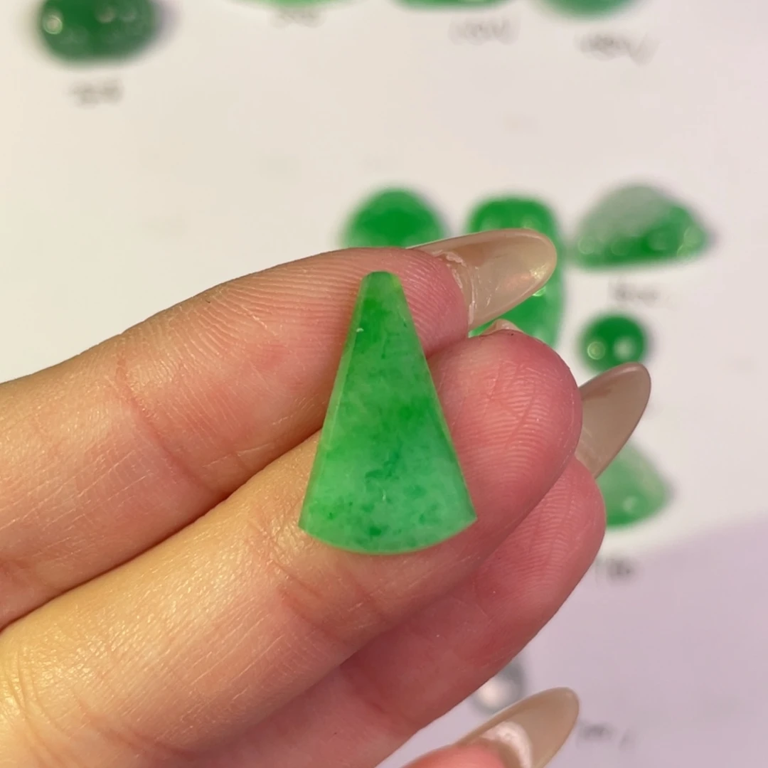 翡翠未镶嵌颈饰裸石