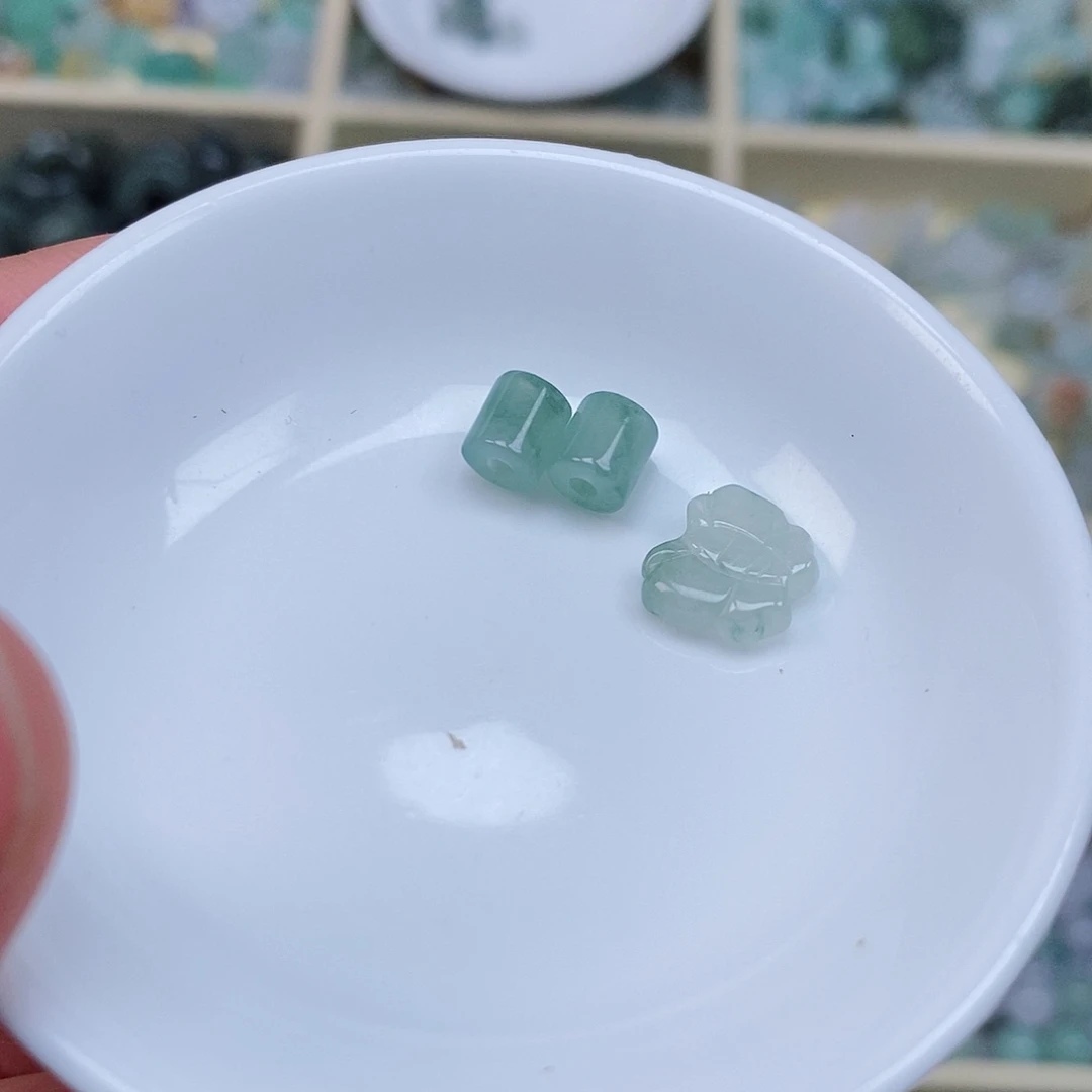 翡翠未镶嵌颈饰西**溪