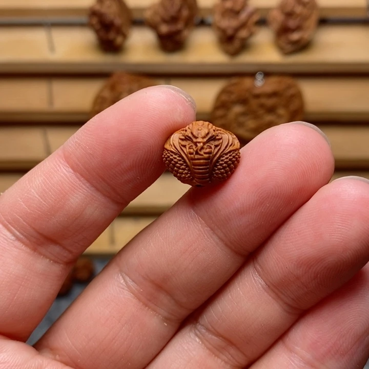 桃核雕刻蛇王单颗