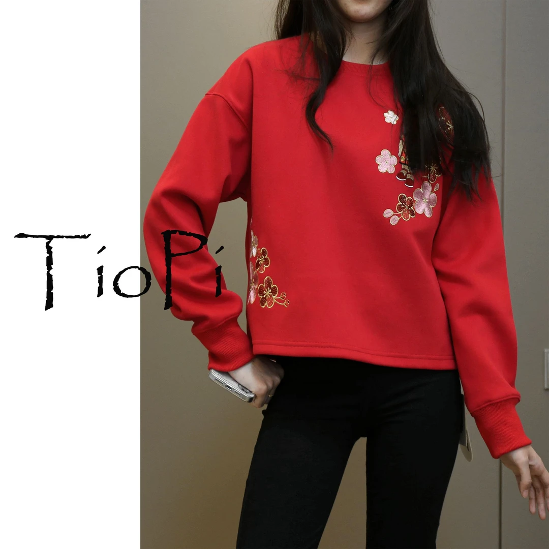 【春节战袍】精致花朵卡通熊刺绣 圆领宽松卫衣女
