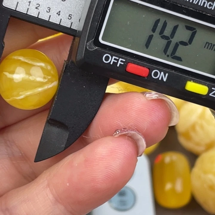 琥珀未镶嵌裸石393